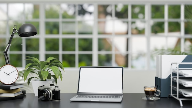 Espace de travail de bureau moderne avec maquette d'ordinateur portable et fournitures de bureau sur la table