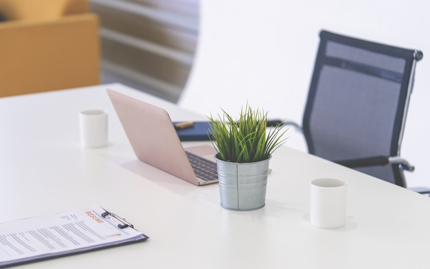 Espace de travail de bureau avec ordinateur portable sur un bureau blanc avec des objets