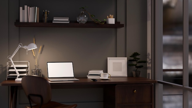 Espace de travail de bureau sombre moderne la nuit avec des fournitures de bureau de maquette d'ordinateur portable et un décor sur la table