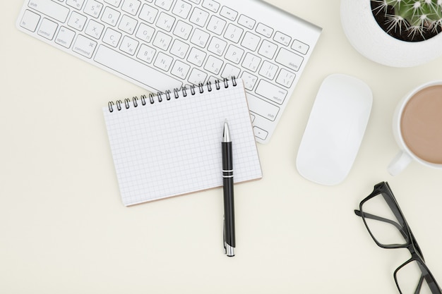 Espace de travail avec clavier Table de bureau blanche avec ordinateur portable, tasse de café et fournitures