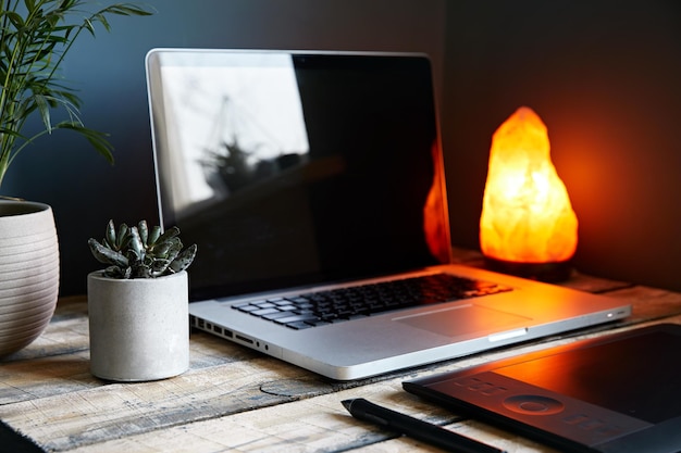 Espace de travail confortable à l'intérieur du loft