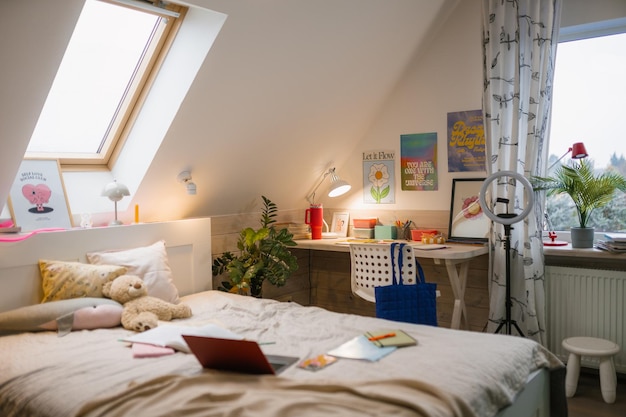 Espace de travail confortable avec lumière naturelle