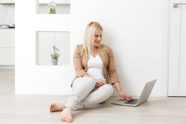 Espace de travail créatif, femme travaillant en ligne sur un ordinateur portable à la maison