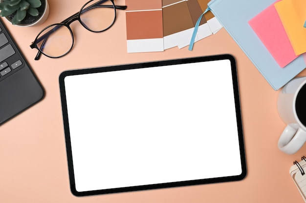 Espace de travail créatif à plat avec des lunettes de tablette numérique et une bande de couleur