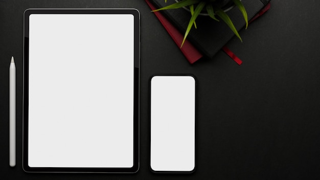 Espace de travail créatif avec smartphone tablette numérique