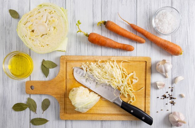 Espace de travail de cuisine avec processus de déchiquetage du chou blanc