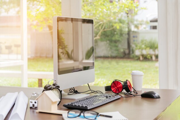 Espace de travail dans la chambre.