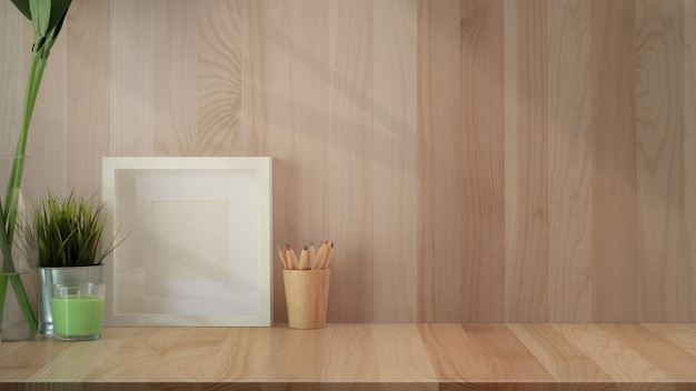 Espace de travail dans le loft avec affiche et équipement minimal