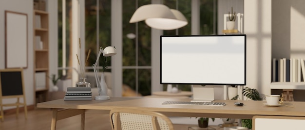 Espace de travail à domicile moderne avec ordinateur de bureau sur une table dans un salon confortable