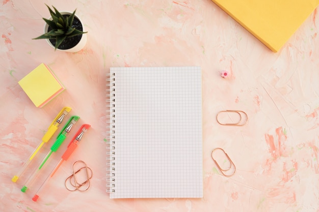 Espace de travail du bureau des étudiants. Mise à plat, vue de dessus, modèle d'en-tête.