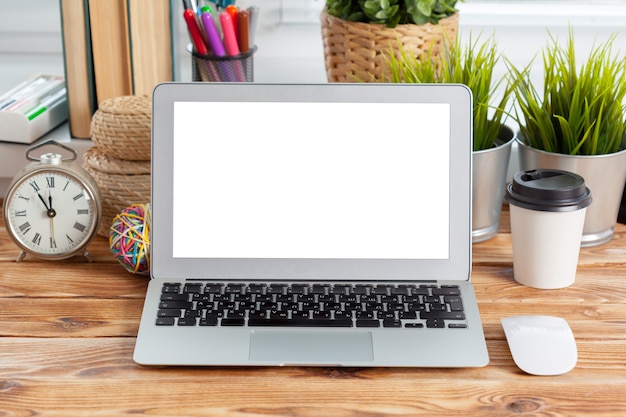 Espace de travail. écran vide d&#39;ordinateur portable sur une table en bois.