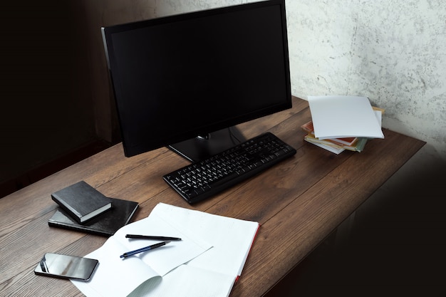 Photo espace de travail élégant avec ordinateur et affiches à la maison ou en studio