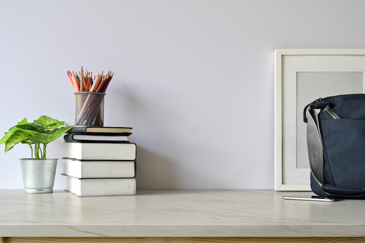 Photo espace de travail et espace de copie, livres blancs de bureau et de maquette, affiche et sac à dos