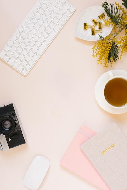 Un espace de travail féminin minimaliste d'un blogueur ou d'un photographe
