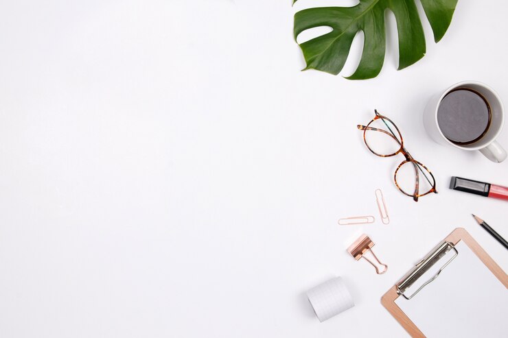 Photo espace de travail de femme blogueur sur fond blanc.