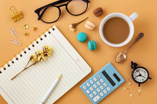 Espace de travail femme, pose à plat