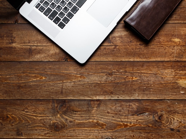 Espace de travail d'un homme d'affaires. vue d'en-haut . cahier à café et ordinateur portable sur le bureau avec une note noire.