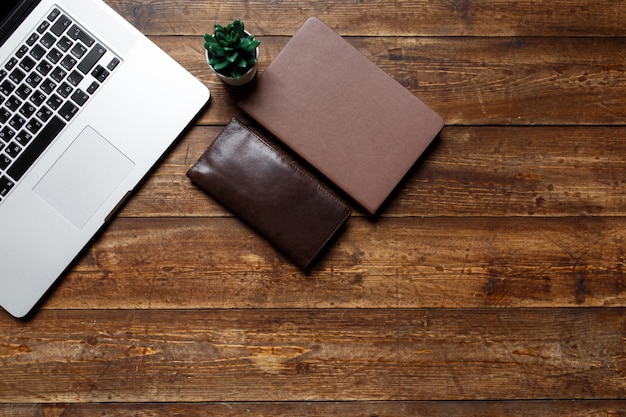 Espace de travail d'un homme d'affaires. vue d'en-haut . cahier à café et ordinateur portable sur le bureau avec une note noire.