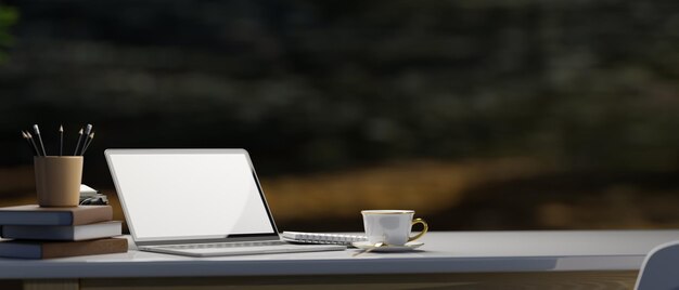 Espace de travail avec maquette d'ordinateur portable et espace de copie sur un bureau sur rendu 3d flou sur la montagne verte