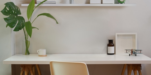 Espace de travail minimal et bureau avec fournitures de bureau