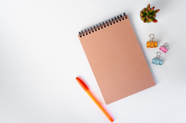 Espace de travail minimaliste avec cahier et plante succulente