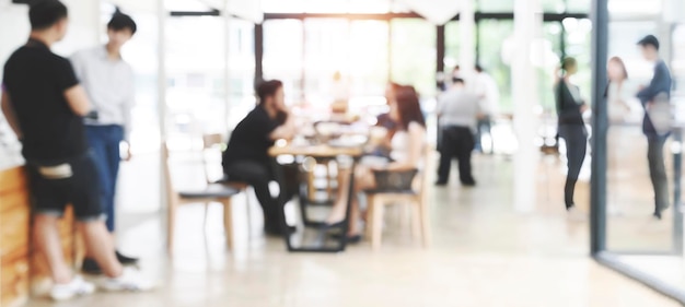 Espace de travail moderne intérieur flou abstrait avec des personnes travaillant sur fond de bannière avec espace de copie