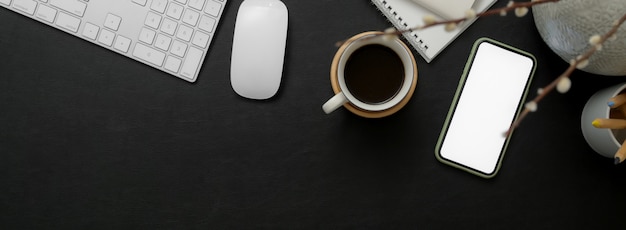 Espace de travail noir et blanc avec smartphone, ordinateur, tasse à café, ordinateur portable et espace de copie