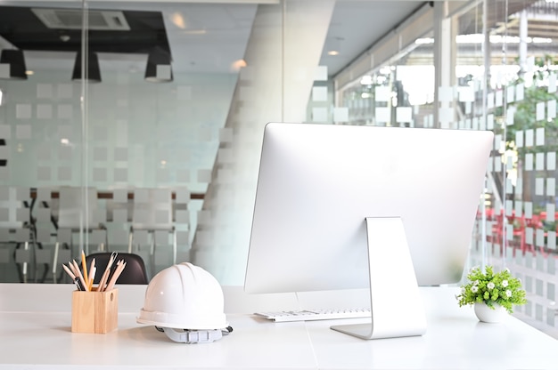 Espace de travail avec ordinateur, casque et crayon sur le bureau.