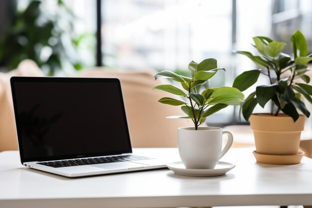 Espace de travail avec un ordinateur portable et un café.