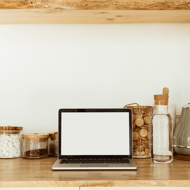 Espace de travail avec ordinateur portable écran espace copie vierge dans la cuisine. Design intérieur élégant et moderne