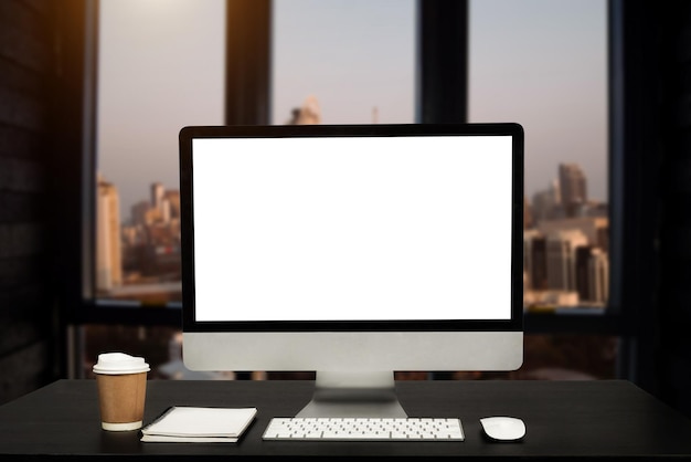 Espace de travail avec ordinateur portable fournitures de bureau et tasse à café smartphone et tablette au concept de travail de bureau