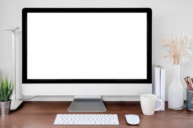 Photo espace de travail avec ordinateur sur une table en bois à la maison ou en studio