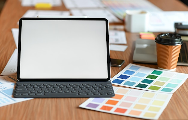Photo espace de travail pour les concepteurs. nuanciers, modèles de téléphones et tablettes.