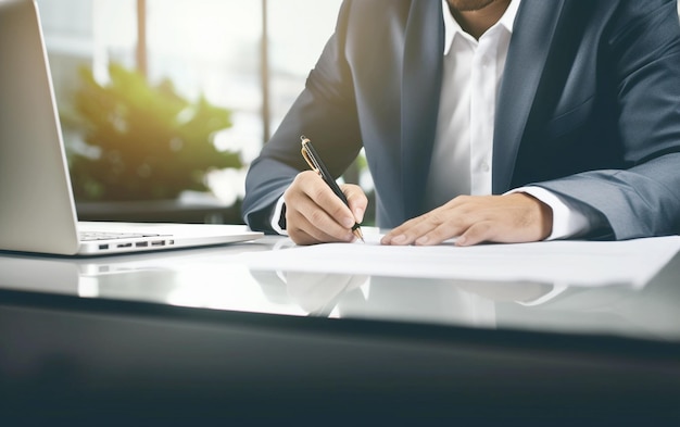 Espace de travail professionnel Jeune homme écrivant à son bureau