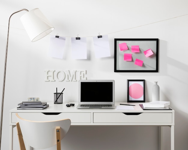 Un espace de travail propre et ordonné avec un ordinateur portable