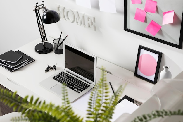 Un espace de travail propre et ordonné avec un ordinateur portable