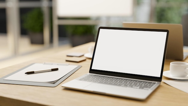 Espace de travail de table de réunion avec ordinateur portable sur table de réunion en bois libre