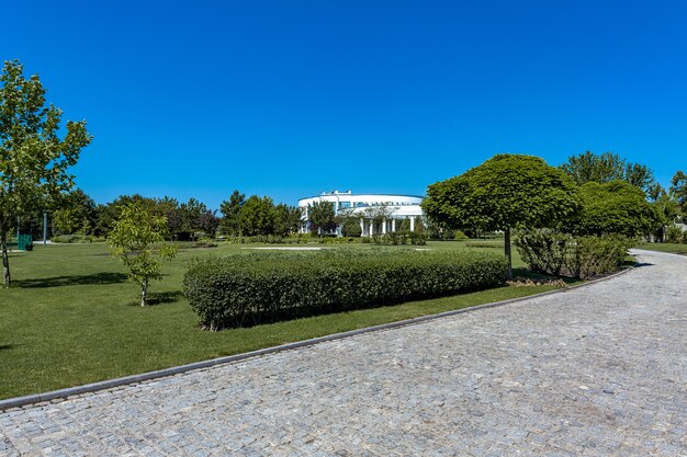 Espace vert bien entretenu du domaine avec des pavés menant au manoir