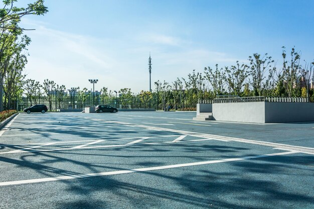 Espace vide dans le parking d'asphalte extérieur du parc de la ville