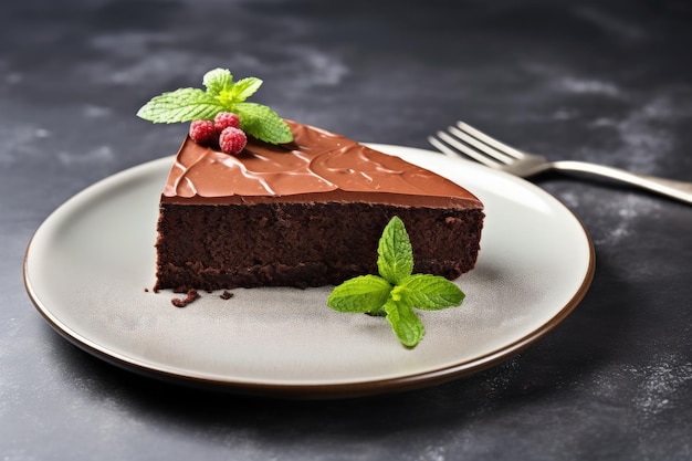 Espace vide sur la table avec un délicieux gâteau au chocolat fait maison