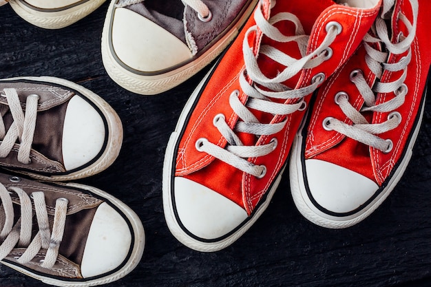 espadrilles sur fond en bois noir