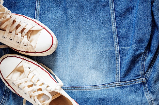 espadrilles sur la veste en jean.