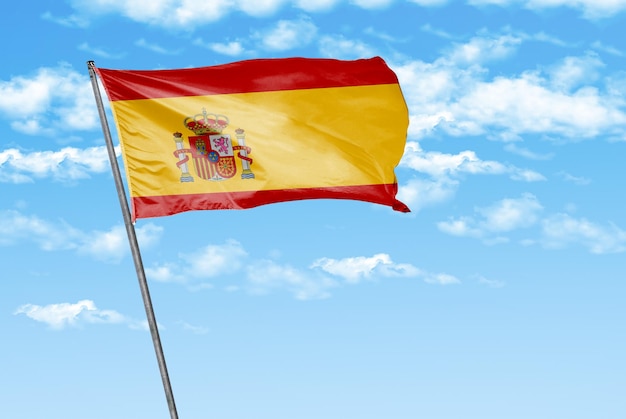 Espagne 3D waving flag sur un bleu ciel avec image d'arrière-plan de nuage