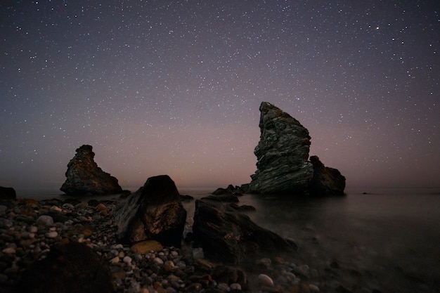 Espagne, Malaga, Nerja, Molino de Papel: Nuit étoilée sur la plage avec des rochers