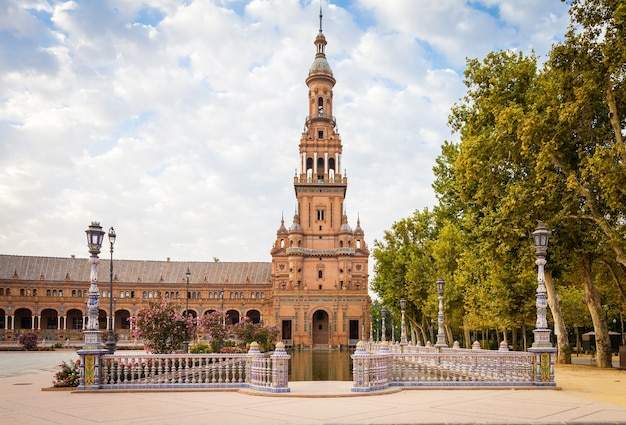 Espagne, Séville. La place d'Espagne, un exemple emblématique du style néo-Renaissance dans l'architecture espagnole