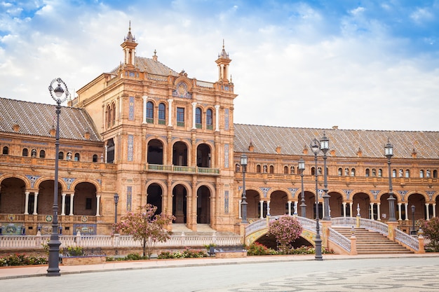 Espagne, Séville. La place d'Espagne, un exemple emblématique du style néo-Renaissance dans l'architecture espagnole