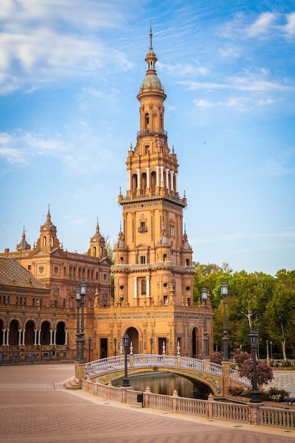 Espagne, Séville. La place d'Espagne, un exemple emblématique du style néo-Renaissance dans l'architecture espagnole