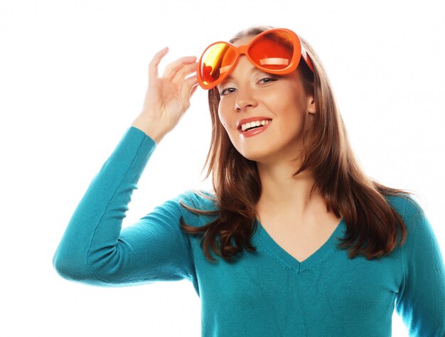 Espiègle jeune femme avec de grosses lunettes de fête.