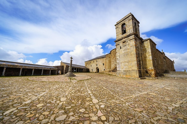 Esplanade à l'entrée du sanctuaire de la sierra de francia à salamanque espagne