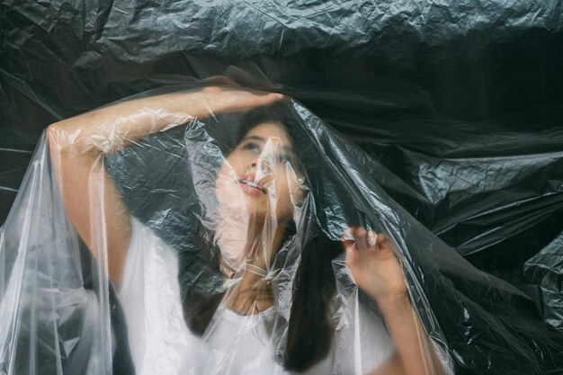 L'espoir féminin rêvassant la femme curieuse de flou artistique